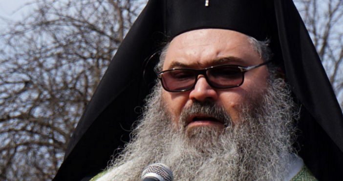 Варненският и великопреславски митрополит Йоан се сбогува с патриарх Неофит.Българският