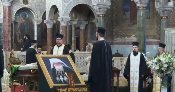 Стопкадри Нова ТвЗапочна поклонението пред патриарх Неофит в катедралния храм