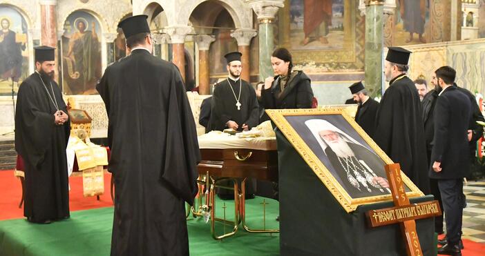 Снимки Започна поклонението пред покойния патриарх Неофит. Тленните останки са