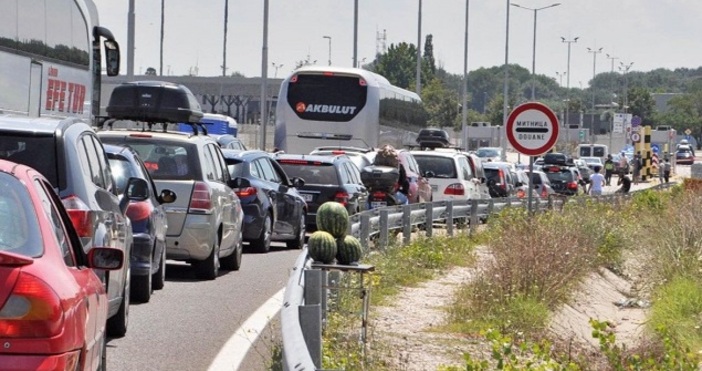 Часове наред стотици камиони на турския граничен пункт Хамзабейли чакат