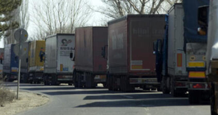 Часове наред стотици камиони на турския граничен пункт Хамзабейли чакат