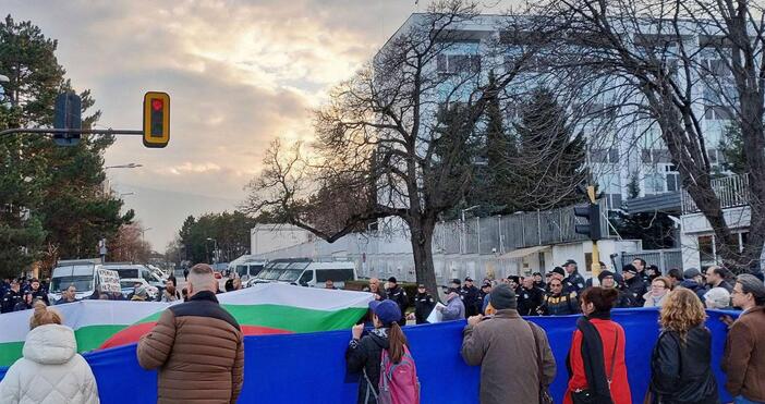 Снимки: Пред руското посолство в София са се събрали протестиращи