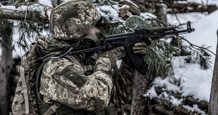 Военнослужещи на НАТО вече са в Украйна, пише испанският вестник