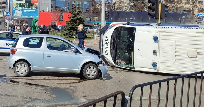 Пътно-транспортен инцидент е станал между линейка  лек автомобил Тойота в
