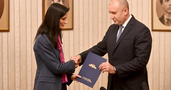 Мария Габриел върна преди малко папка с изпълнен мандат на президента