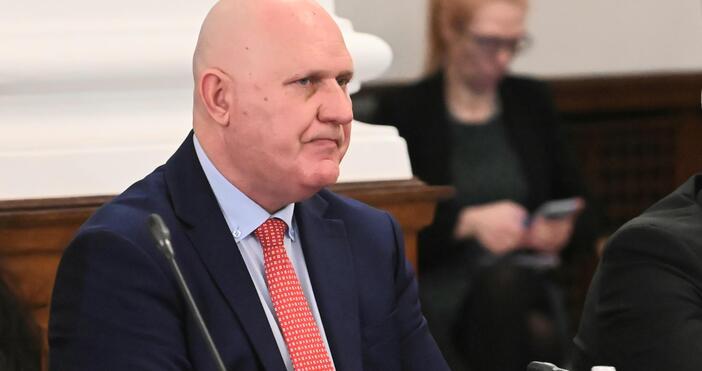 Да се премахнат надписите, забраняващи достъпа на родителите до училищните