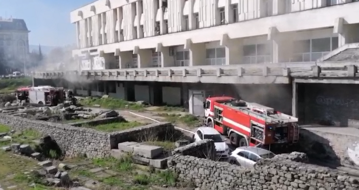 Запалени боклуци в приземни помещения на Централната поща в Пловдив