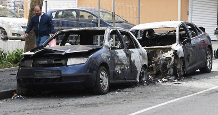 Два автомобила изгоряха пред блок 98 в бургаския ж.к.Меден рудник.