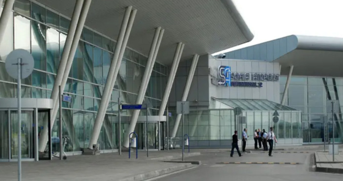 Протестна готовност на работещи на летище София Причина са ниски