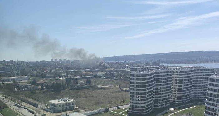 Гъсти облаци дим във Варна Огънят изглежда се носи от района