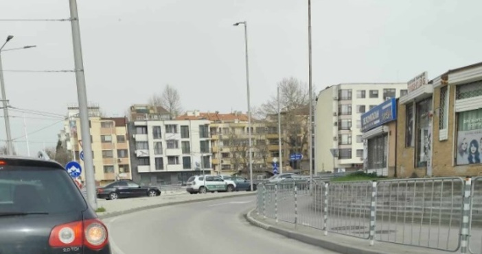 Лека катастрофа на Кръговото на бул Сливница във Варна Образувало се
