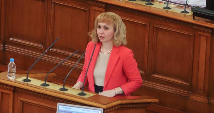 Сничка Омбудсманът Диана Ковачева ще подаде оставка от поста си