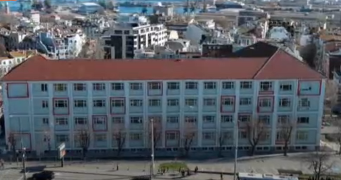 Покривът на средно училище Димчо Дебелянов във Варна отново има