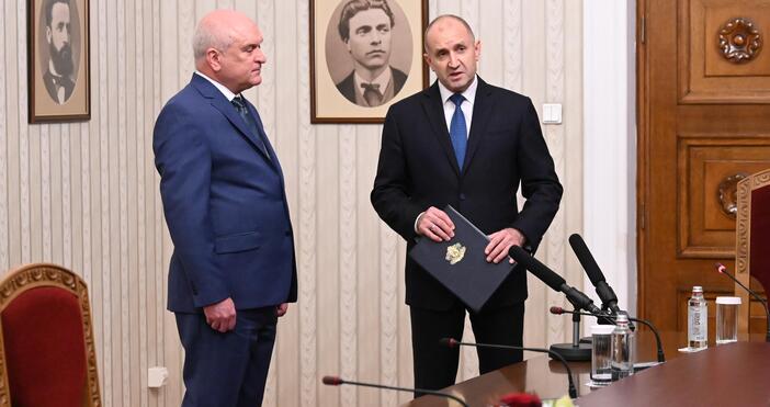 снимки Днес президентът Румен Радев връчи на Димитър Главчев папката с