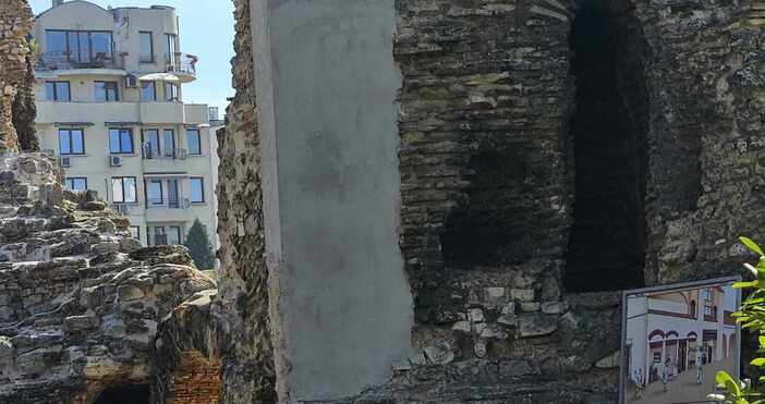 Махнато е скелето за спешен авариен ремонт на Римските терми