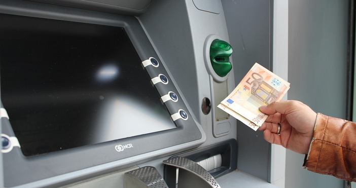 Първа банка в България премахна таксата за вноска на суми в