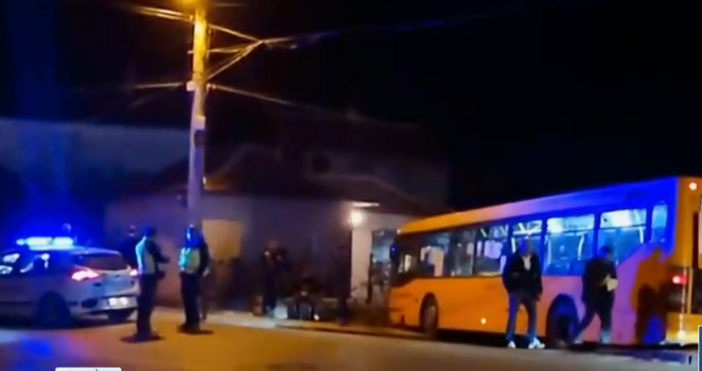 Автобус на градския транспорт се вряза в къща в Нови Искър