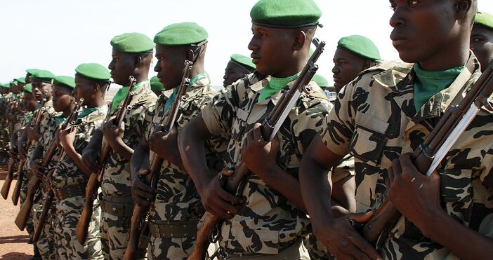 Управляващата хунта в Мали обяви, че спира дейността на политическите