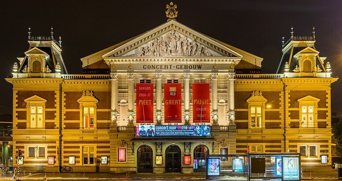 Концертната зала Концертгебау в Амстердам, Холандия, отваря врати. Смята се,