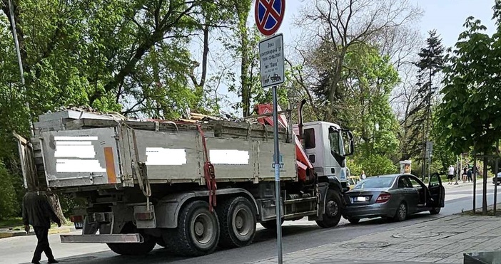 Катастрофа между камион и Мерцедес е станала на бул. Приморски