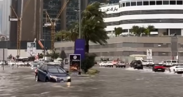 Продължителен пороен дъжд в Дубай предизвика наводнения по пътища, в