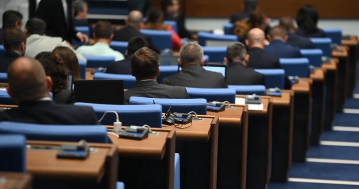 Скандал беляза началото на пленарното заседание на Народното събрание НС