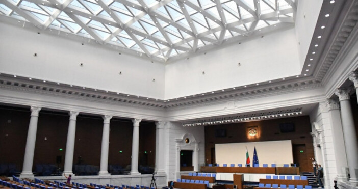 ГЕРБ СДС не влезе в парламентарната зала на Народното събрание