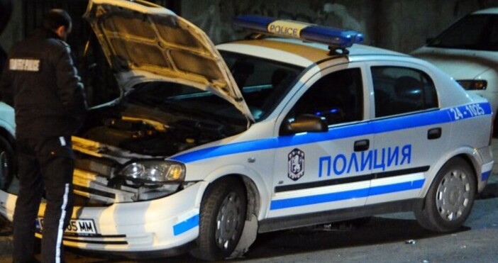 Снимка: Шофьор се заби в патрулка в Хасково