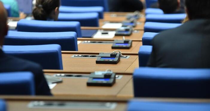 Снимка: От втори път: Има кворум! Депутатите ще гласуват оставката на Росен Желязков