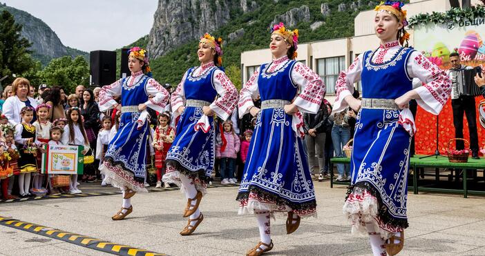 Снимки: Във Враца бе отбелязан Лазаровден. Според обичая танцуваха лазарки.