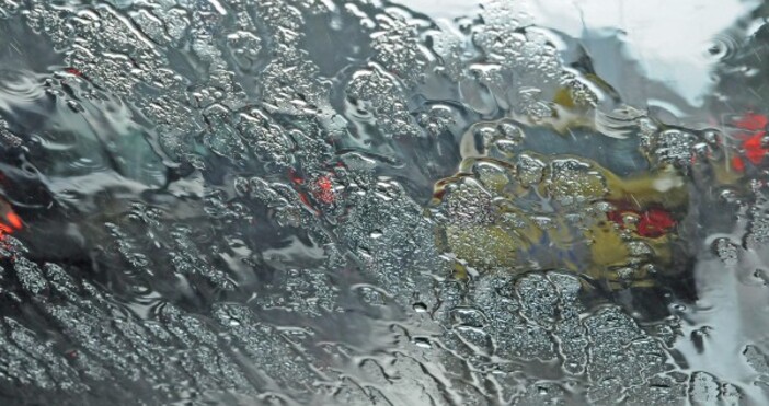 Синоптиците обявиха жълт код за проливни дъждове за утре за областите