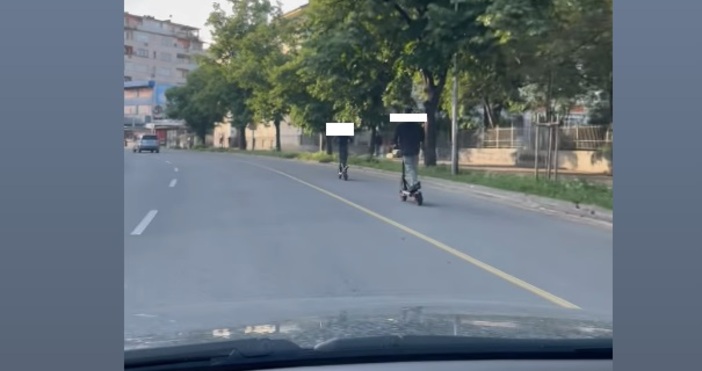 Изключително опасна игра във Варна.Деца с електрически тротинетки карат по