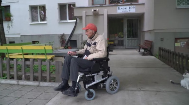 Мъж измина 200 км, за да вземе инвалидната си количка