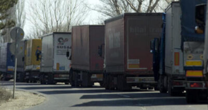 Огромна колона от товарни автомобили на наша граница с Румъния.Интензивен