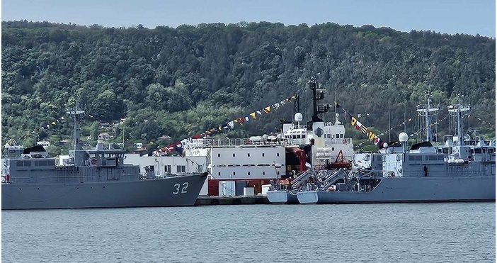 Снимки: ПетелРазцветиха флаговете на военните кораби във Варна за Гергьовден.Днес
