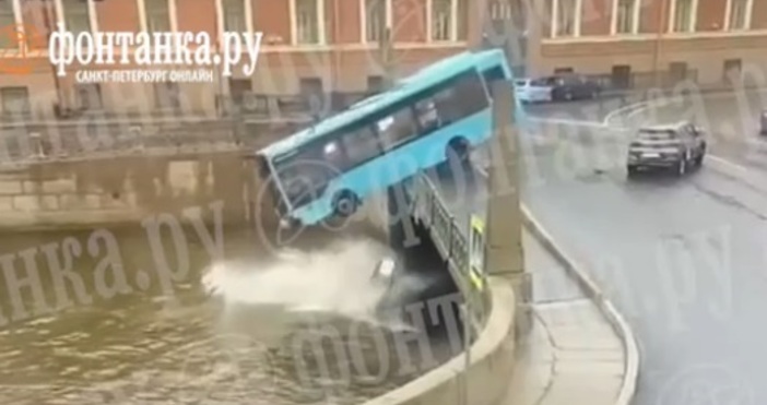 Автобус, пълен с пътници, падна в река Мойка в Санкт