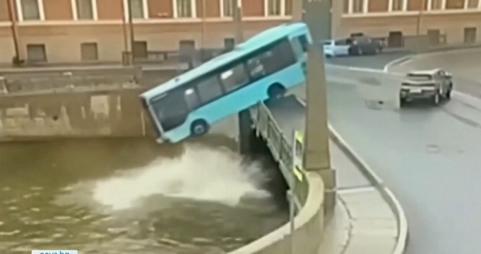 Седем души загинаха, след като пътнически автобус падна в река