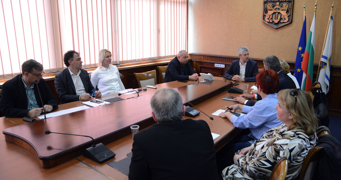 Кметът на Варна Благомир Коцев привика днес представители на районните