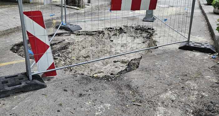 Снимки: ПетелЗейна огромна дупка след ВиК ремонт в центъра на