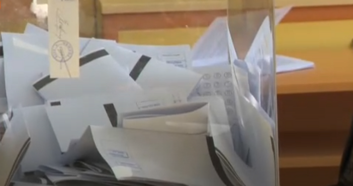 Тонове хартиени бюлетини отлежават в общинските хранилища в цялата страна