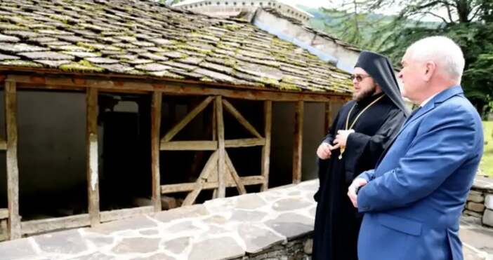 Служебният премиер Димитър Главчев посети Троянския манастир където беше посрещнат