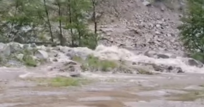 Придошлите води затвориха за движение пътя за местността Попина лъкаЗаради