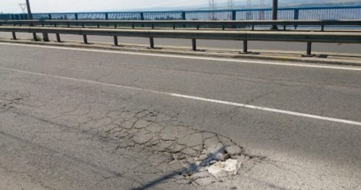 Гражданин изрази възмущението си в социалните мрежи от дупка на