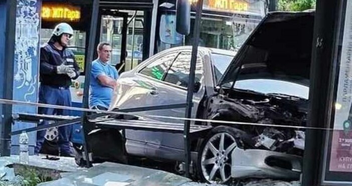 кадри Фейсбук/Виждам те КАТ Варна, Арнолд БояджиевАвтомобил се е забил в