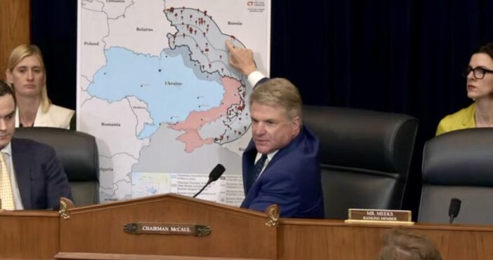 Американският конгресмен Майкол Маккол показа карта на Русия със зона на