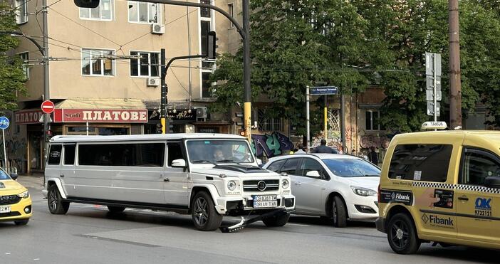 Луксозна лимузина превозваща абитуриенти катастрофира с такси на ул. Патриарх