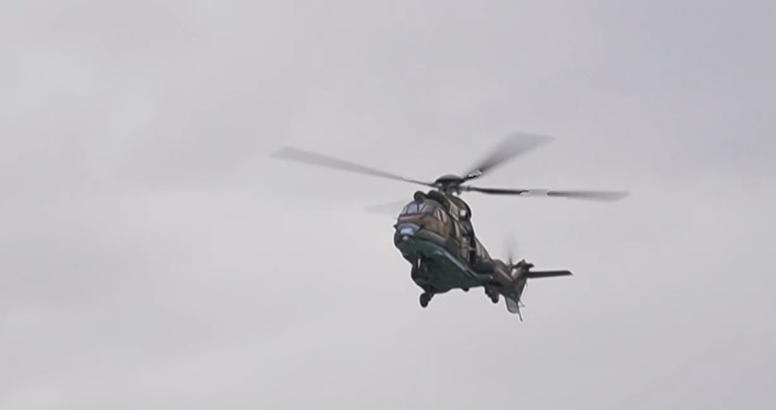 Екипаж на хеликоптер Кугър транспортира мъж в района на Седемте
