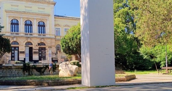 Странен обект се появи пред Регионалния исторически музей във Варна