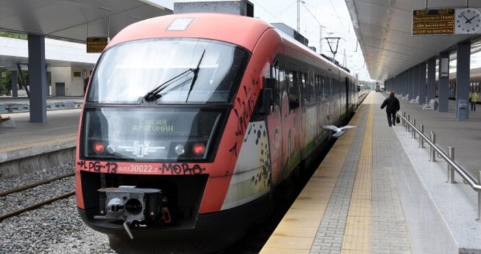 В продължение на три часа пътуващите към София с влакове