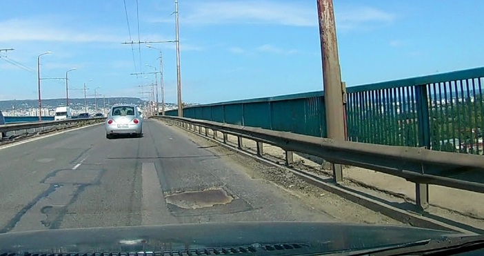 Катастрофа между два леки автомобила е станала на Аспаруховия мост